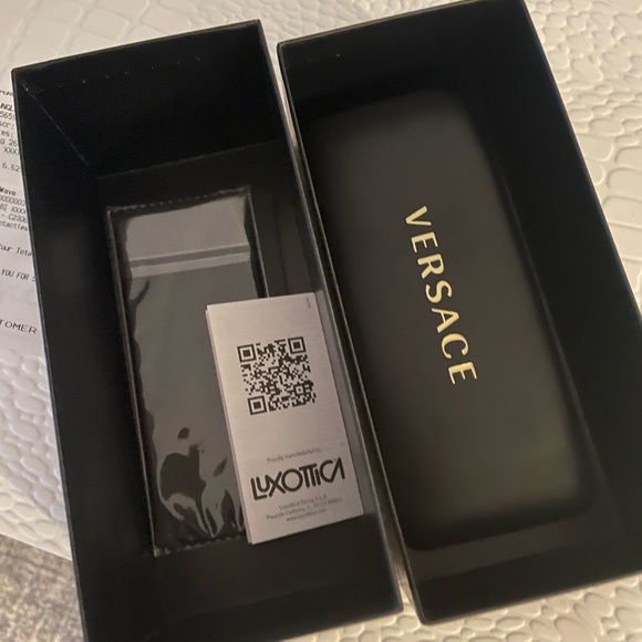 🌟 Versace irregular shaped sunglasses black V logo NIB - Picture 5 of 9